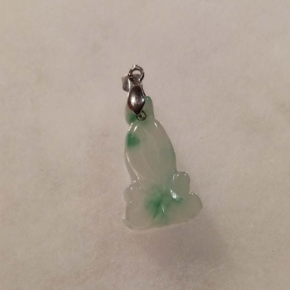 Elegant Green Frog Pendant Necklace - Picture 1 of 4